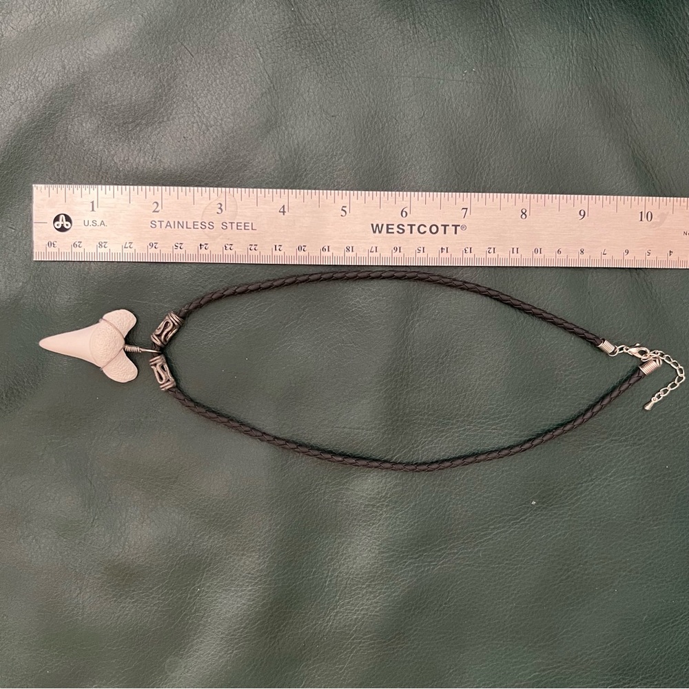 Shark tooth necklace - Picture 2 of 4